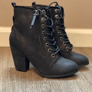 DAISY FUENTES black boots. Size 6